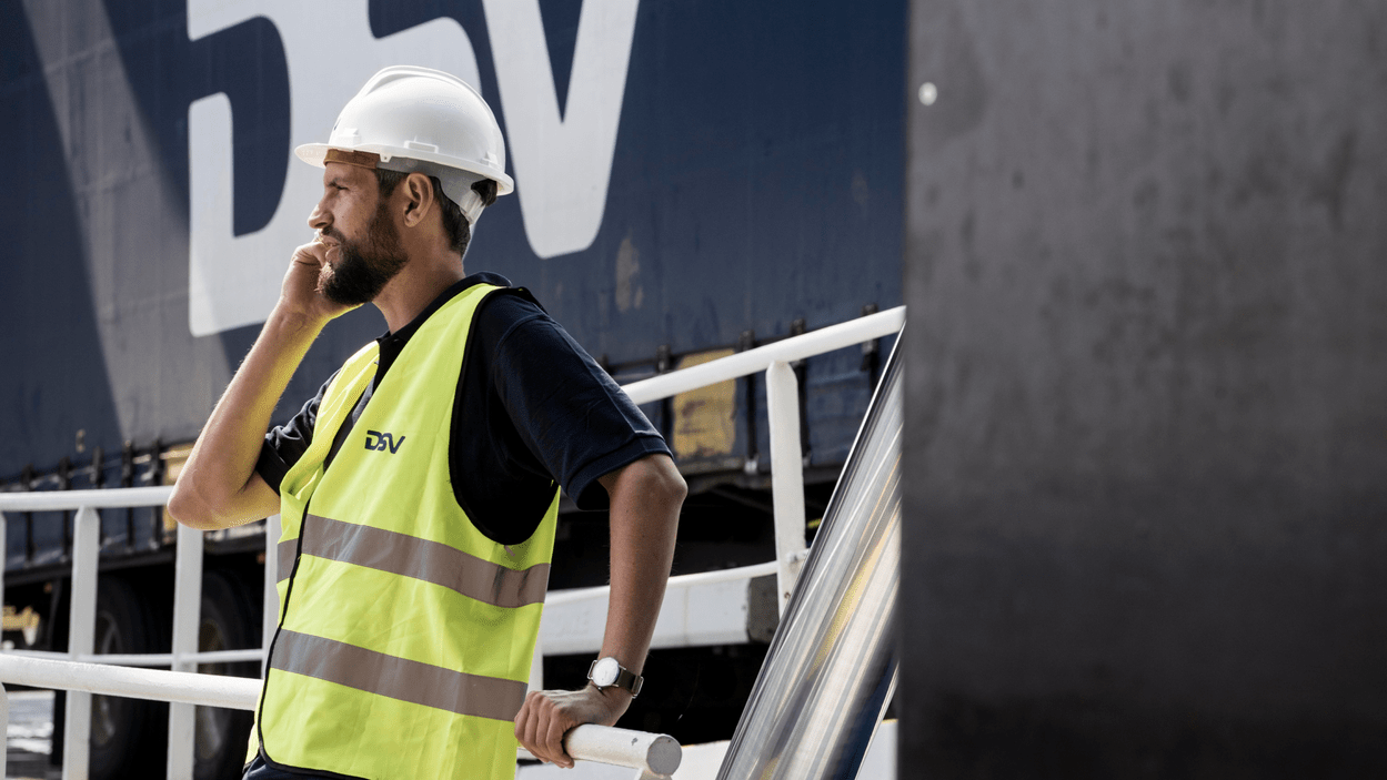 DSV medarbeider snakker i telefon ved grensepassering.